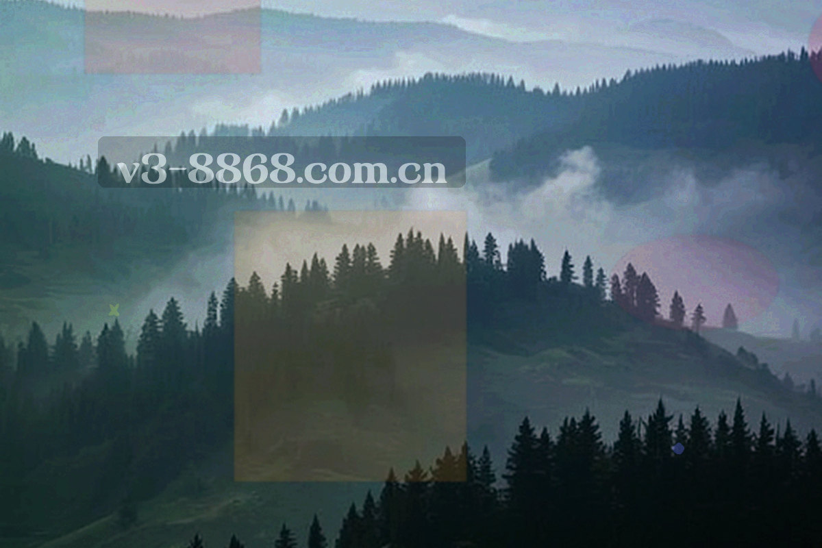 高原城市的球场与远处山脉，画面开阔，蓝金色调